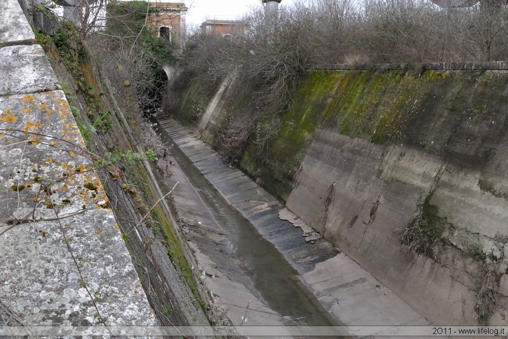 Vecchia diga del sistema fognario