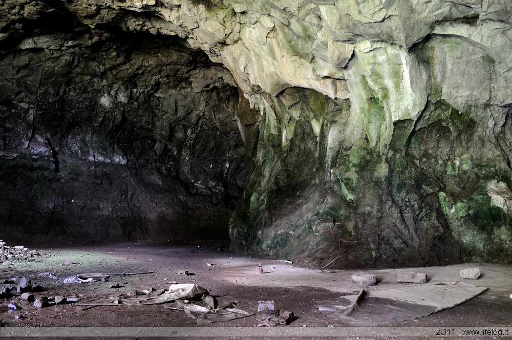 Tobacco leaves desiccation cave