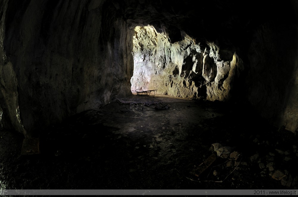 Tobacco leaves desiccation cave