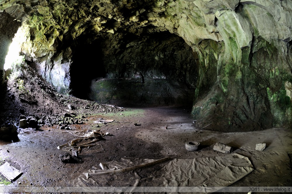 Tobacco leaves desiccation cave