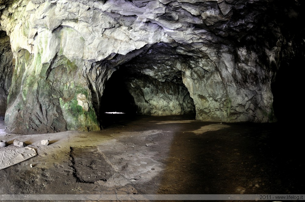 Tobacco leaves desiccation cave