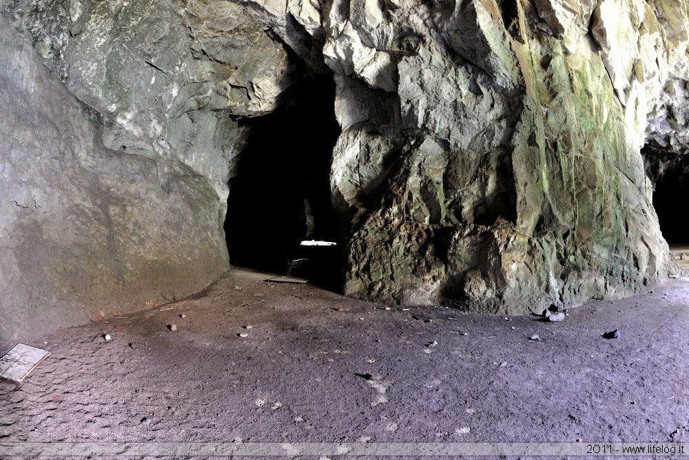 Tobacco leaves desiccation cave