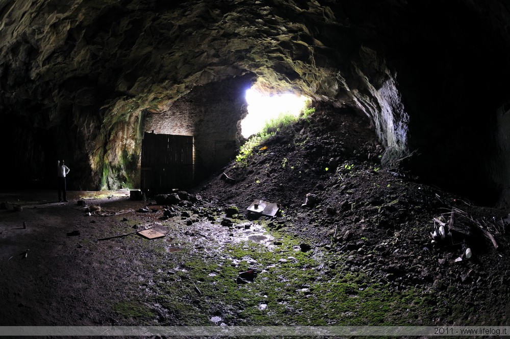 Tobacco leaves desiccation cave