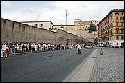Fila per l ingresso ai Musei Vaticani - Roma (l ingresso si trova a circa un km di distanza)