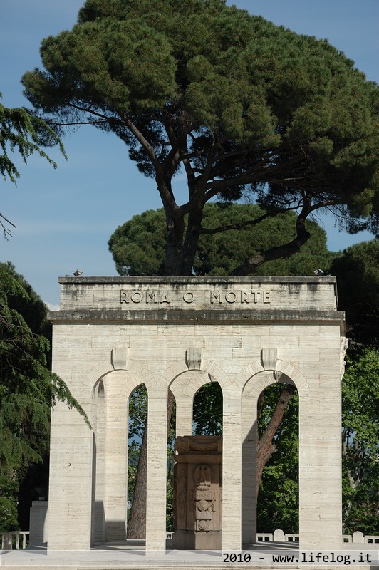 Resti di regime a Roma - Pietromassimo Pasqui 2010