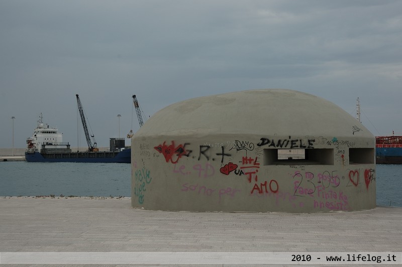 Bunker nel porto di Monopoli (BA) - Pietromassimo Pasqui 2010